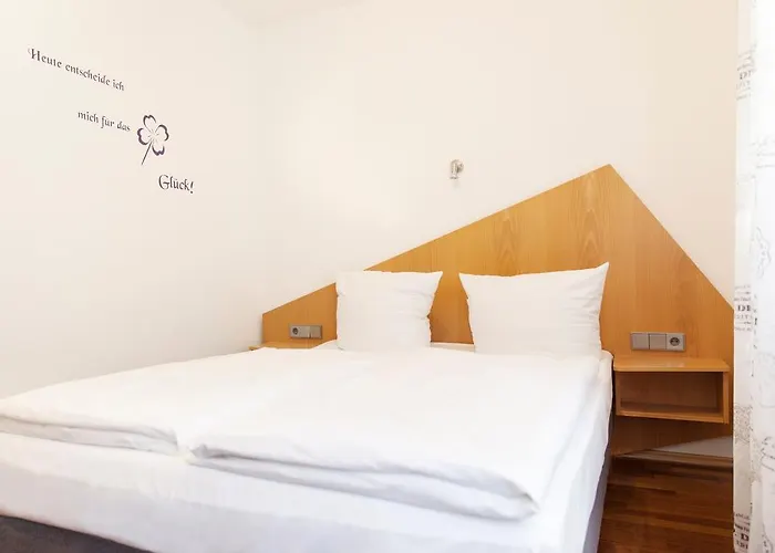 & Restaurant Kaiser Superior فندق هيرنباغ